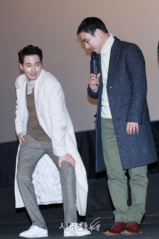 /26일 열린 영화 ‘더킹’ 무대인사에 배우 조인성과 배성우가 참석했다.