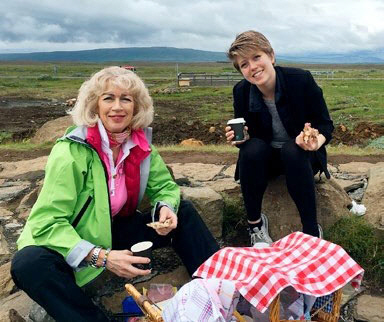 필자(오른쪽)와 아이슬란드에어의 ‘스톱오버 친구’가 여행 도중 간식을 먹고 있다