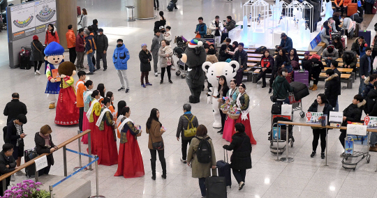 한복을 입은 한국관광공사 직원들이 중국 최대 명절인 춘제(설날)를 맞아 26일 인천공항 입국장에서 중국 관광객 환영행사를 벌이고 있다. 올해는 고고도미사일방어체계(THAAD·사드) 문제로 한중 관계가 악화되며 중국이 전세기 운항을 제한해 공항 입국장이 예년과 달리 한산한 모습이다. /영종도=이호재기자