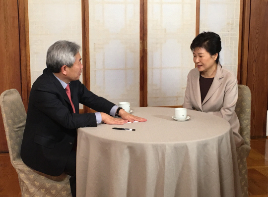 여야 4당이 26일 박근혜 대통령이 전날 보수성향 인터넷 방송과의 인터뷰를 통해 각종 의혹을 부인한 데 대해 맹비난했다. 사진은 지난 25일 박 대통령이 청와대 상춘재에서 ‘정규재tv’ 운영자인 정규재 한국경제신문 주필과 단독 인터뷰를 한 모습이다./정규재tv 제공