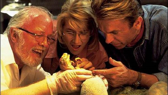 1993년 개봉된 영화 ‘쥬라기  공원’의 한 장면. 호박에서 발견된 모기의 혈관 속에 들어있던 공룡의 피에서 DNA를 채취해 공룡을 부활시키는 내용이다.