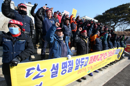 민주노총 서울본부가 지난 24일 오전 서울 중구 서울지방고용노동청 앞에서 기자회견을 열고 임금 체불 문제 해결을 요구하고 있다. 지난해 체불임금 규모는 1조4,286억원으로 역대 최고치를 기록했다./연합뉴스