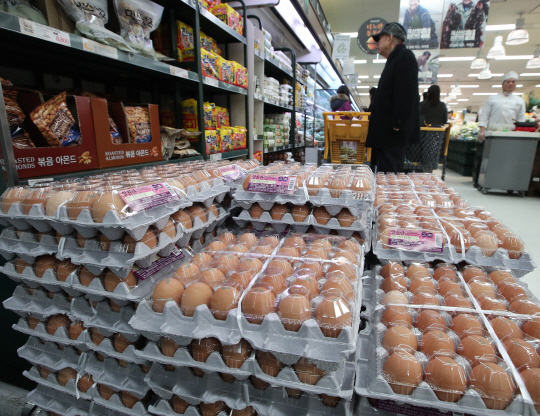 정부 주도로 수입 계란이 시장에 풀리면서 계란값이 점차 하락세로 돌아서고 있다.  25일 한국농수산식품유통공사(aT)에 따르면 지난달 초부터 가파른 상승세를 지속하던 계란 평균 소매가(30개들이 특란 기준)는 이날 닷새 연속 하락하면서 8,971원까지 떨어졌다. 계란 평균 소매가는 지난 6일 8,960원을 마지막으로 9천원대로 올라선 뒤 19일간 9천원대에 머물렀다. 26일 오전 서울 용산구의 한 대형마트에 계란이 진열돼 있다./연합뉴스