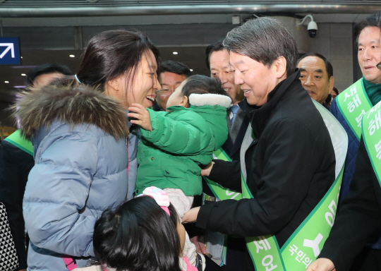 국민의당 안철수 전 공동대표가 설 연휴를 앞둔 26일 오전  서울 용산역을 방문, 아이를 안아보고 있다. /연합뉴스