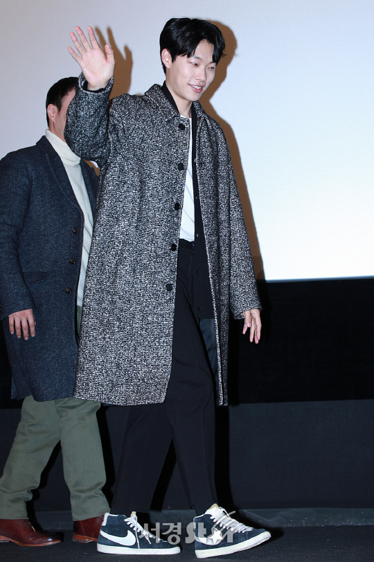 /26일 열린 영화 ‘더킹’ 무대인사에 배우 류준열이 참석했다.