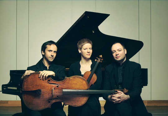 3월 7일 트리오 내한 공연을 펼치는 (왼쪽부터)첼리스트 쟝-기엔 케라스와 바이올리니스트 이자벨 파우스트, 피아니스트 알렉산더 멜니코프./(c)Molina Visuals