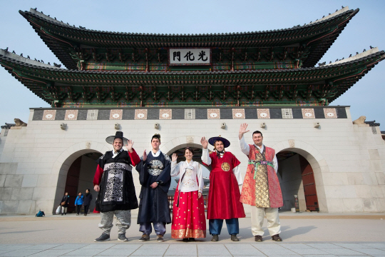 경복궁을 방문해 한복과 고궁 체험을 하고 있는 삼성SDI 헝가리법인 직원들 /사진제공=삼성SDI