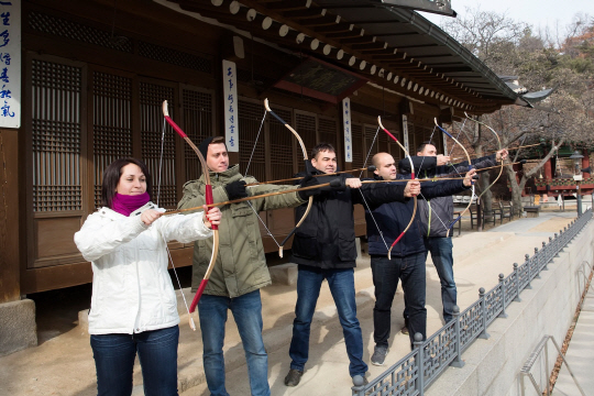 삼성SDI 헝가리법인 직원들이 서울 사직동 국궁전시관을 방문해 활쏘기 체험을 하고 있다. /사진제공=삼성SDI