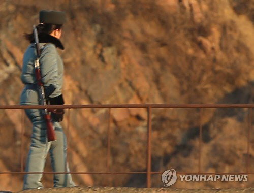 북중접경 지역에서 경계근무 중인 북한 여군. / 연합뉴스