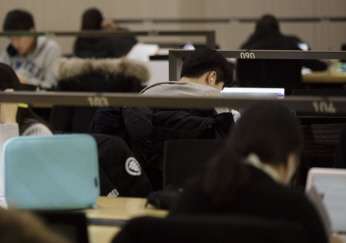 지난 11일 서울의 한 대학교 도서관에서 대학생들이 학업과 취업활동에 매진하고 있다. 지난해 15∼29세 청년층 실업률이 역대 최고치인 9.8%를 기록했다. /연합뉴스