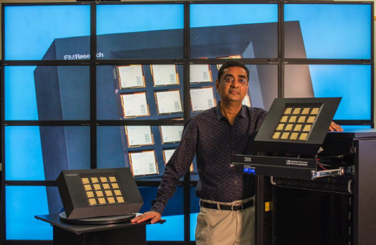 IBM에서 사람의 두뇌를 닮은 컴퓨터를 총괄하는 다멘드라 모드하가 지난 2014년 자사의 인공지능칩(AI칩) ‘트루노스’기술을 시연하고 있다. /사진제공=IBM