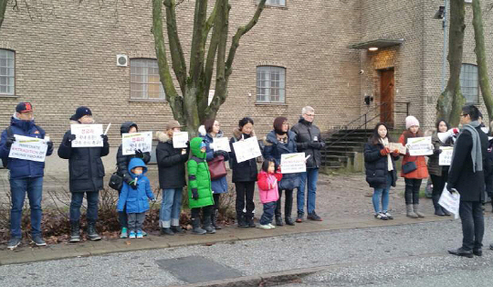 덴마크와 스웨덴  교민 20여명이 지난 14일 오후(현지시간) 정유라씨가 구금돼 있는 올보르 교도소 앞에서 정씨 국내 송환을 촉구하는  촛불 시위를 이틀째 벌이고 있다. /연합뉴스