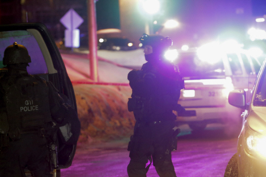 29일(현지시간) 캐나다 경찰이 퀘벡주 퀘벡시의 ‘퀘벡 이슬람 문화센터’에서 발생한 총격 사건을 진압한 이후 현장을 조사하고 있다. /생트푸아=AP연합뉴스