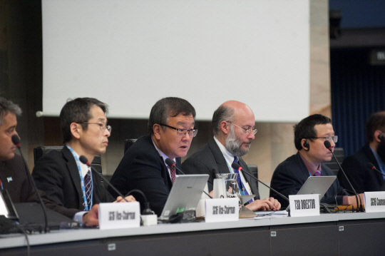이재섭(왼쪽 두번째) ITU 전기통신표준국장이 지난 16일 스위스 제네바에서 열린 ITU 국제표준화 회의에서 발언을 하고 있다./사진제공=KT