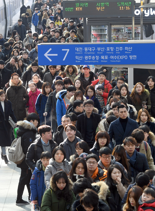 설연휴 마지막 날인 30일 오전 서울역에 도착한 귀경객들이 열차에서 내리고 있다./이호재기자.s020792@sedaily.com