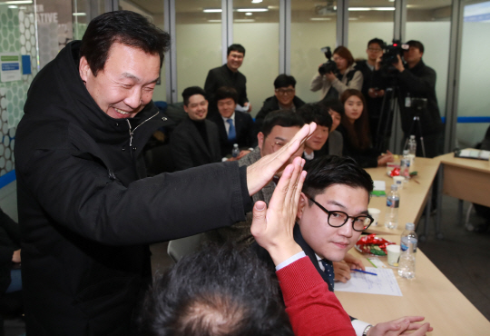 손학규 국민주권개혁회의 의장이 설 연휴 마지막 날인 30일 오후 서울 광화문 창조경제혁신센터를 찾아 ‘우리가 된다는 진짜 일하는 정부란’을 주제로 청년 창업가들과 간담회를 갖기에 앞서 새해 인사로 참석자들과 하이파이브를 하고 있다. /연합뉴스