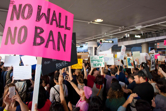 29일(현지시간) 미국 로스앤젤레스(LA) 국제공항에서 무슬림 7개 국가 출신자의 미국 입국을 일시 금지한 행정명령에 반대하는 시민들이 ‘NO WALL, NO BAN(장벽 안돼, 규제 안돼)’라고 적힌 피켓 등을 들고 항위 시위를 벌이고 있다. /로스앤젤레스=AFP연합뉴스