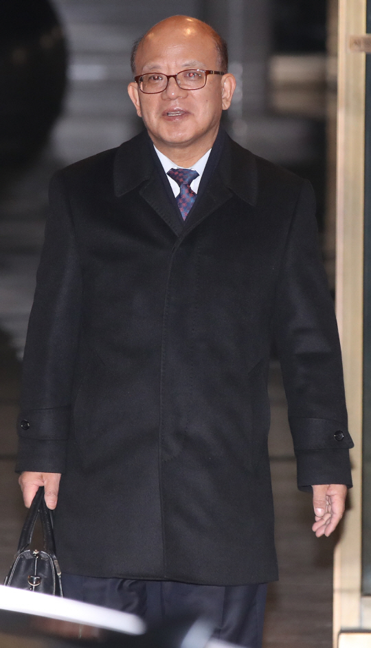 박한철 헌법재판소장이 퇴임을 하루 앞둔 30일 오후 서울 종로구 헌법재판소를 나서고 있다./연합뉴스