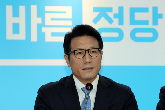 정병국 “朴 대통령, 갈등 파고드는 언행 삼가야”