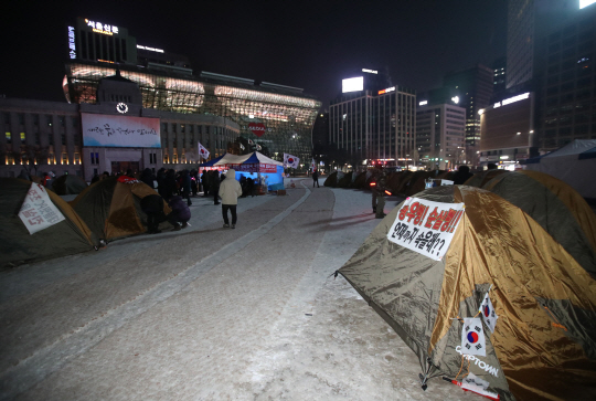 지난 22일 오후 서울 중구 서울시청 앞 광장에 설치된 ‘대통령 탄핵기각을 위한 국민총궐기운동본부(탄기국)’의 노숙농성용 텐트. 탄기국은 서울광장에 텐트 24개 동을 설치해 “탄핵에 찬성하는 단체들이 친 광화문광장의 텐트가 철거되지 않는 이상 농성을 이어가겠다”고 밝혔다. /연합뉴스