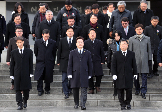 이재명 성남시장(앞줄 가운데)이 31일 오전 동작구 국립서울현충원을 참배하고 있다. /연합뉴스