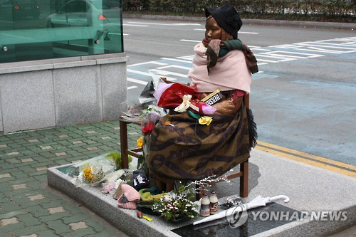 부산 동구 일본영사관 앞 설치된 소녀상에는 시민들이 놓고 간 선물들이 수북하게 쌓여있다. /연합뉴스