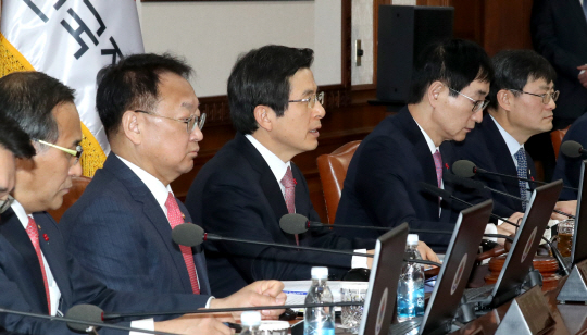 <YONHAP PHOTO-1930> 황 대행, 국무회의 주재      (서울=연합뉴스) 백승렬 기자 = 황교안 대통령 권한대행 국무총리가 24일 정부 서울-세종청사 간 영상국무회의를 주재하고 있다. 2017.1.24      srbaek@yna.co.kr/2017-01-24 11:09:18/<저작권자 ⓒ 1980-2017 ㈜연합뉴스. 무단 전재 재배포 금지.>