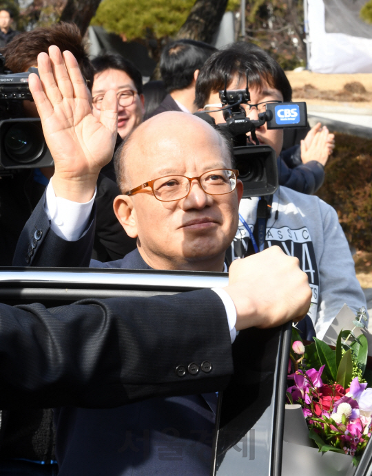 박한철 헌법재판소장이 31일 오후 서울 종로구 재동 헌법재판소에서 퇴임식을 마친 뒤 직원들에게 손을 흔들며 차량에 탑승하고 있다./권욱기자