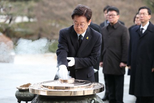 이재명 성남시장이 31일 오전 동작구 국립서울현충원을 참배하며 분향하고 있다. / 연합뉴스