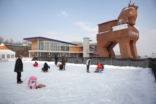 경기도 여주 임산물유통종합정보센터에 마련된 얼음썰매장에서 어린이를 동반한 가족들이 세종대마를 즐기며 썰매를 타고 있다. 사진제공=산림조합중앙회