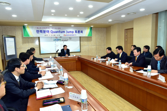 한국전력은 31일 광주광역시 광주전남본부에서 ‘4차 산업혁명 시대를 대비한 전력분야 토론회’를 개최했다고 밝혔다. 조환익(가운데) 한전 사장이 토론회를 주재하고 있다. /사진제공=한국전력