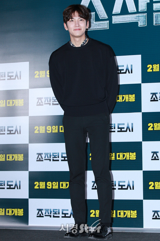배우 지창욱이 31일 열린 영화 ‘조작된 도시’ 언론시사회에 참석해 포토타임을 갖고 있다.