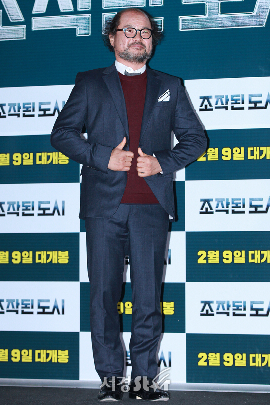 배우 김상호가 31일 열린 영화 ‘조작된 도시’ 언론시사회에 참석해 포토타임을 갖고 있다.