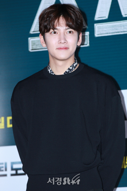 배우 지창욱이 31일 열린 영화 ‘조작된 도시’ 언론시사회에 참석해 포토타임을 갖고 있다.