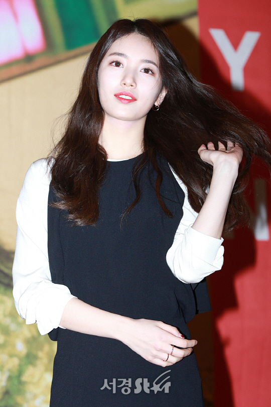 가수 수지가 31일 오후 서울 코엑스 스페어광장에서 열린 앨범 발매기념 사인회에 참석했다.
