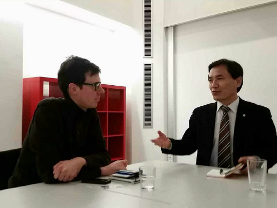 독일 현지 언론과 인터뷰 중인 김진태 새누리당 의원. 출처=김진태 의원 페이스북