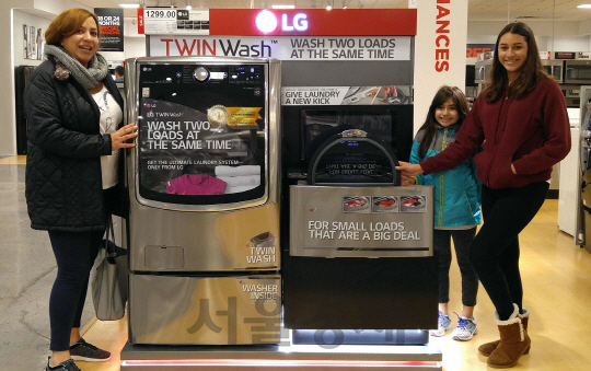 미국 현지 가전 유통매장에서 모델들이 LG전자 트윈워시 세탁기를 소개하고 있다. /사진제공=LG전자