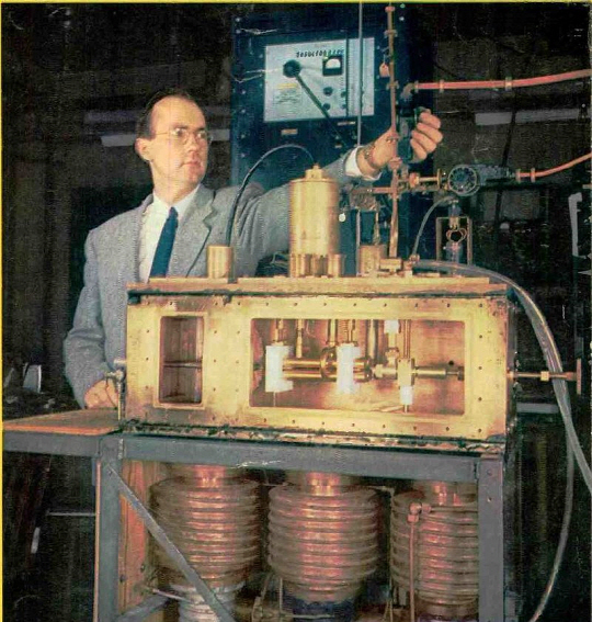 최초의 레이저인 ‘메이저’를 시험하고 있는 찰스 H. 타운스 박사