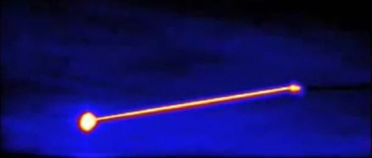 지난 2010년 11월 실시된 미국의 에어본레이저(ABL) 시험 성공 모습. 오른쪽의 항공기(작은 빨간 점)에서 발사된 레이저 빛줄기가 비행중인 목표물(왼쪽의 큰 빨간 점)을 맞춰 폭파시키고 있다. 아직 실전배치는 되지 않았다. /사진=유튜브 캡처