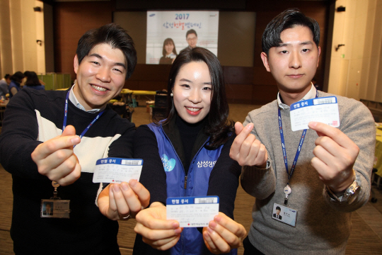 삼성 임직원들이 1일 서울 서초동 삼성전자빌딩 다목적홀에서 헌혈을 마친 후 헌혈증서를 들고 기념촬영을 하고 있다. /사진제공=삼성