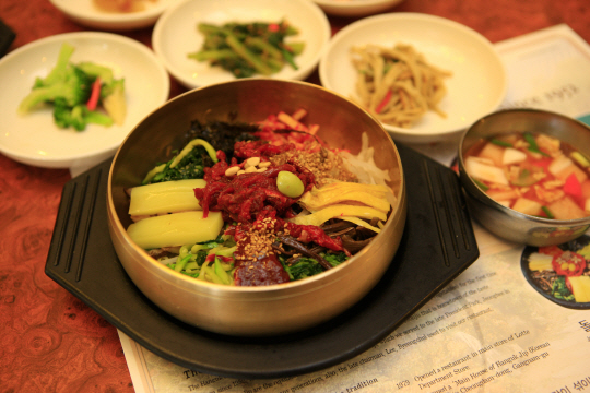 비빔밥의 최고봉으로 인정받는 전주 비빔밥. 갖은 나물과 함께 콩나물·육회를 넣는 것이 특징이다.