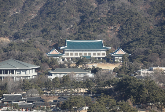 박근혜 대통령이 2일 65번째 생일을 맞아 청와대 관저에서 한광옥 비서실장 및 수석 전원과 오찬을 함께 한다. /연합뉴스