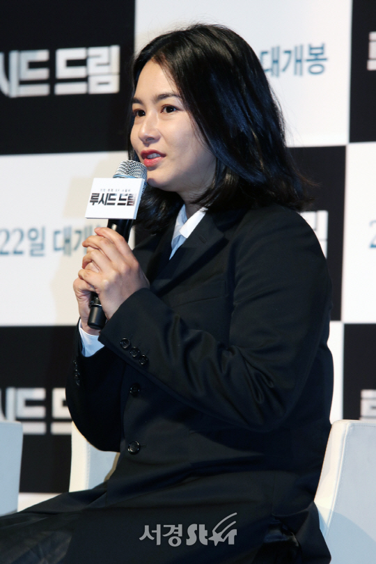 배우 강혜정이 2일 열린 영화 ‘루시드 드림’ 제작보고회에서 인사말을 하고 있다.