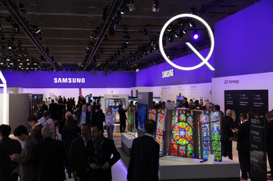 스페인 바르셀로나에서 지난 2일(현지시간) 개최한 ‘삼성 유럽 포럼’ 전시장에서 관람객들이 삼성 제품을 살펴보고 있다. /사진제공=삼성전자
