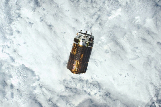 국제우주정거장(ISS)에 보급품을 실어 나른 고우노토리6호기. 이 화물선은 700m의 금속 밧줄을 발사해서 우주 쓰레기를 처리하는 임무를 띠고 있었다.  /사진=데일리메일