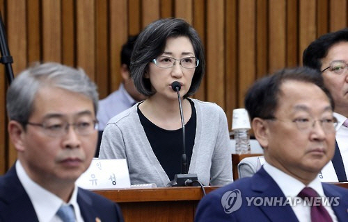 최은영 전 한진해운 회장(오른쪽)이 지난해 9월 9일 국회에서 열린 제2차 조선·해운산업 구조조정 연석청문회에서 의원들의 질문에 답하고 있다.