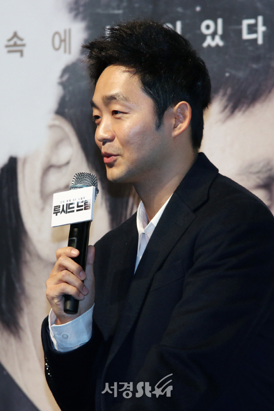 김준성 감독이 2일 열린 영화 ‘루시드 드림’ 제작보고회에서 인사말을 하고 있다.