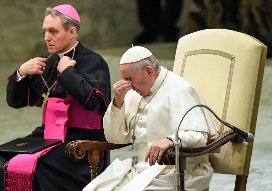프란치스코 교황(오른쪽)과 안젤로 베치우(왼쪽) 대주교/연합뉴스