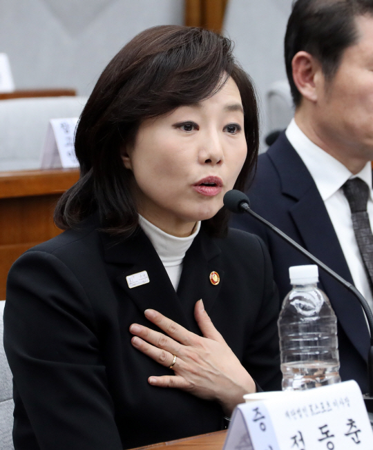 조윤선 전 문화체육관광부 장관이 지난 9일 오후 국회에서 열린 박근혜 정부의 최순실 등 민간인에 의한 국정농단 의혹사건 진상규명을 위한 국정조사 7차 청문회에서 의원들의 질문에 답하고 있다./연합뉴스