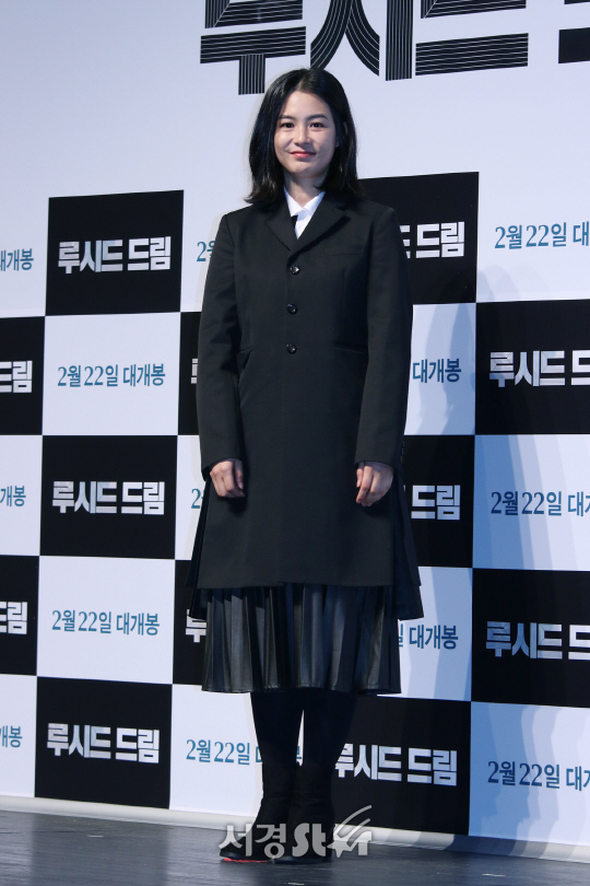 배우 강혜정이 2일 열린 영화 ‘루시드 드림’ 제작보고회에서 포토타임을 갖고 있다.